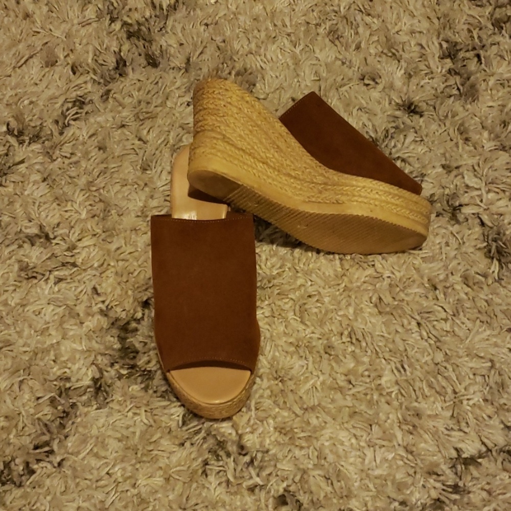 these are summer toe out Cognac Suede